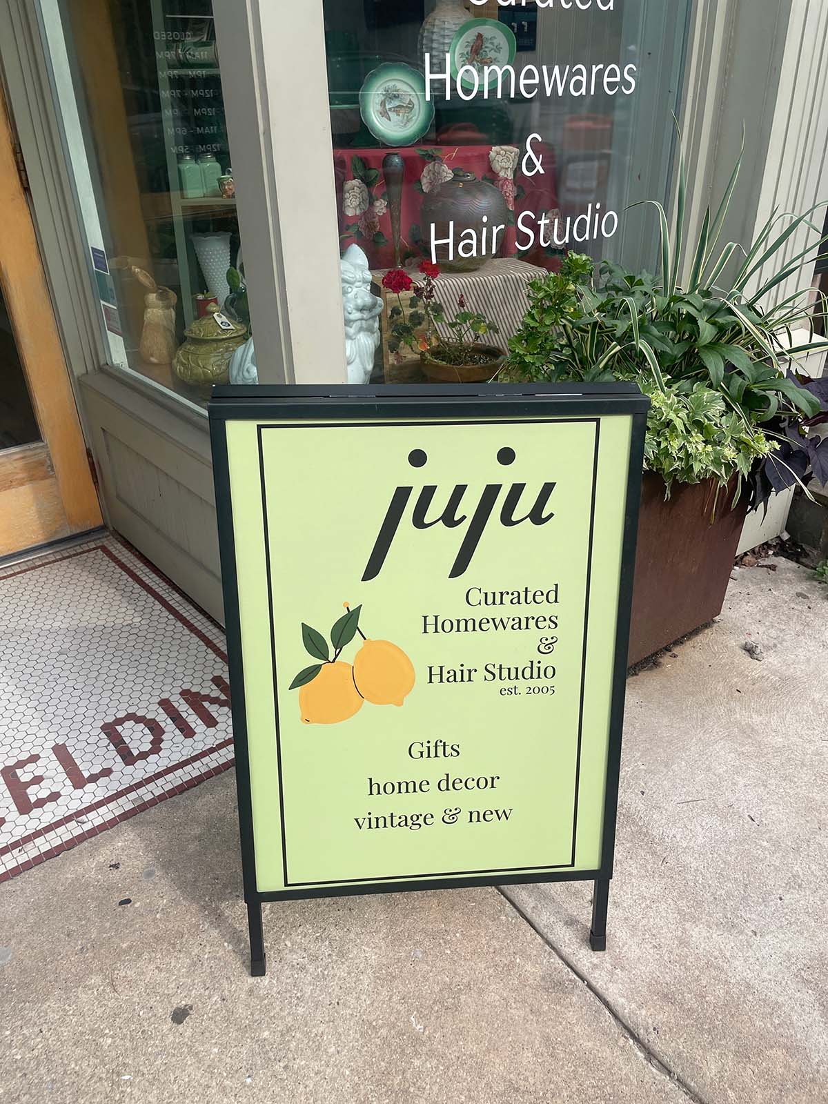 Front of juju organics with sign Front of juju organics with sign